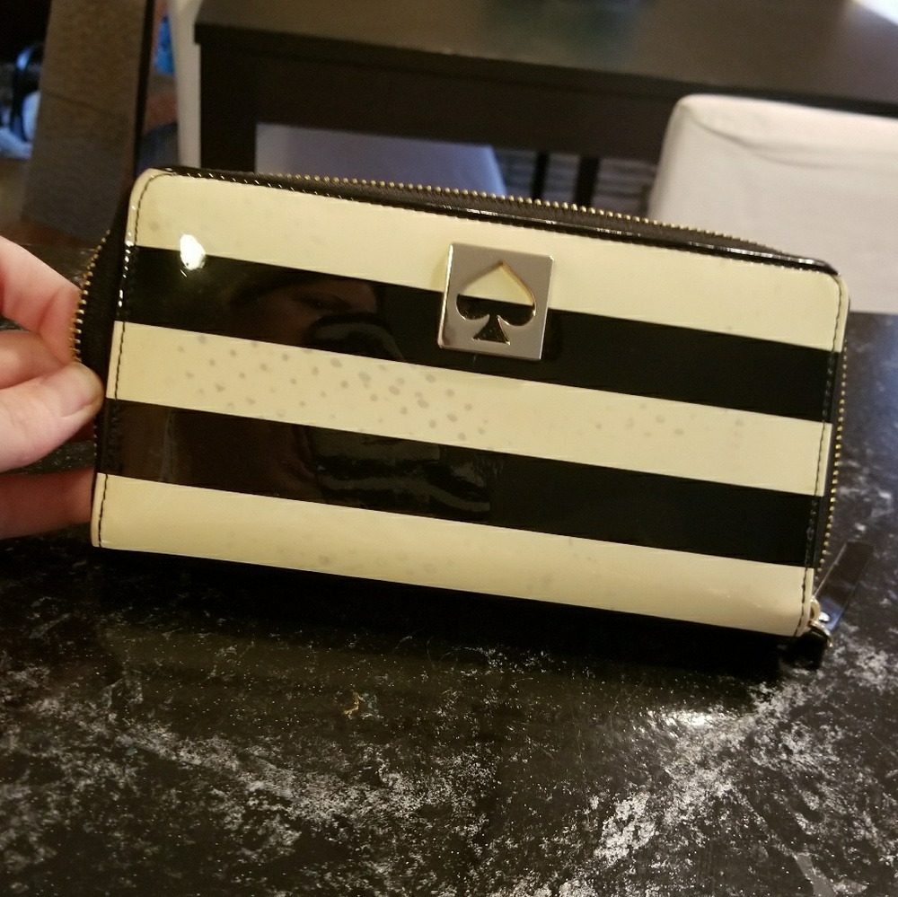 Kate Spade Neda Wallet black and ivory stripe